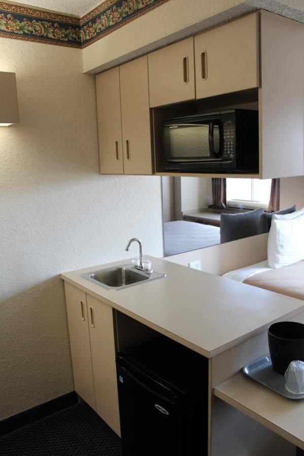 Travelodge By Wyndham Fort Scott Exteriör bild